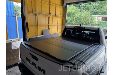 Трехсекционная крышка на кузов RAM 1500 черные рейки